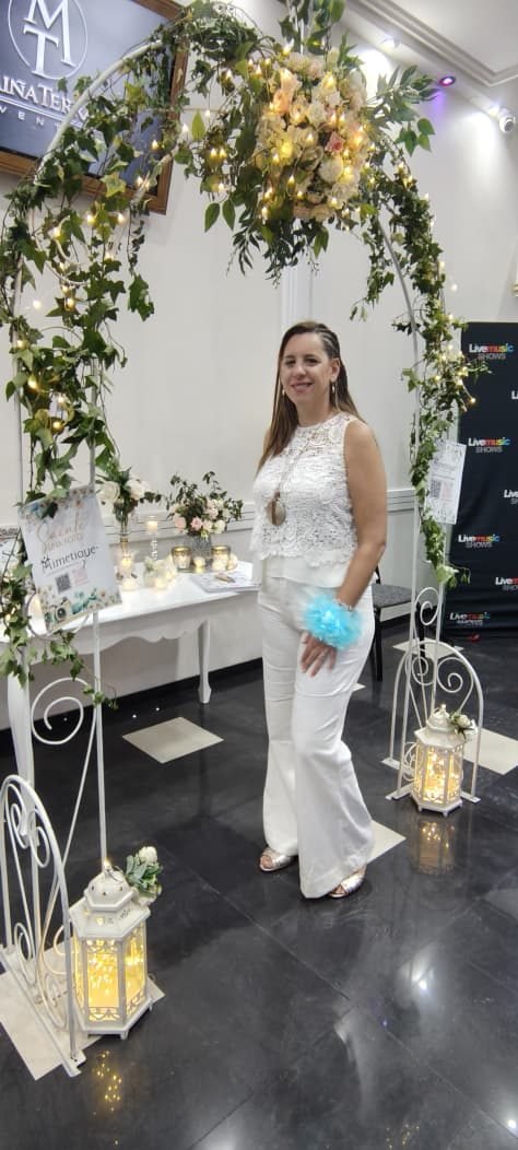 Arco floral con flores frescas y luces cálidas para ambientación de casamiento