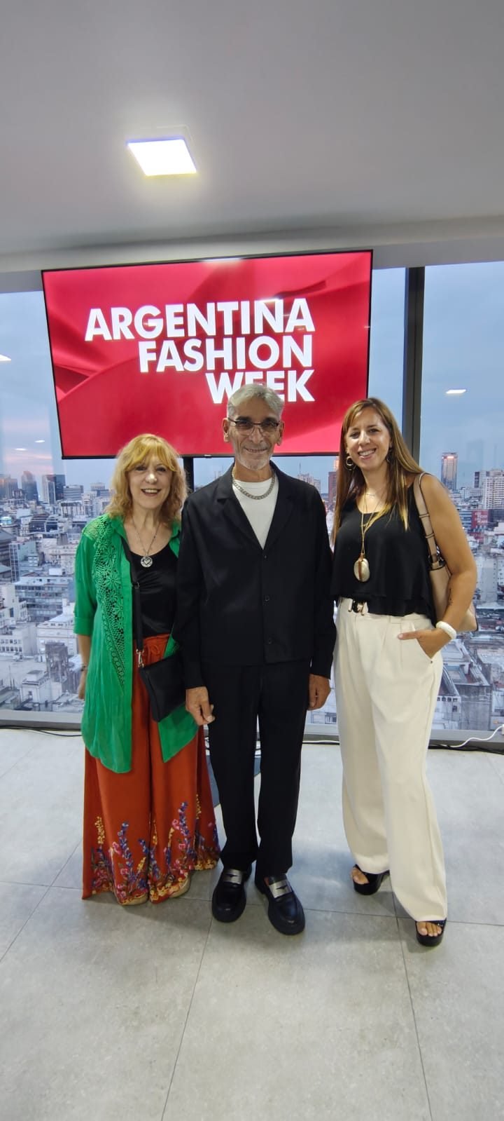 Ximena de Mimetique junto a invitados en el backstage de Argentina Fashion Week
