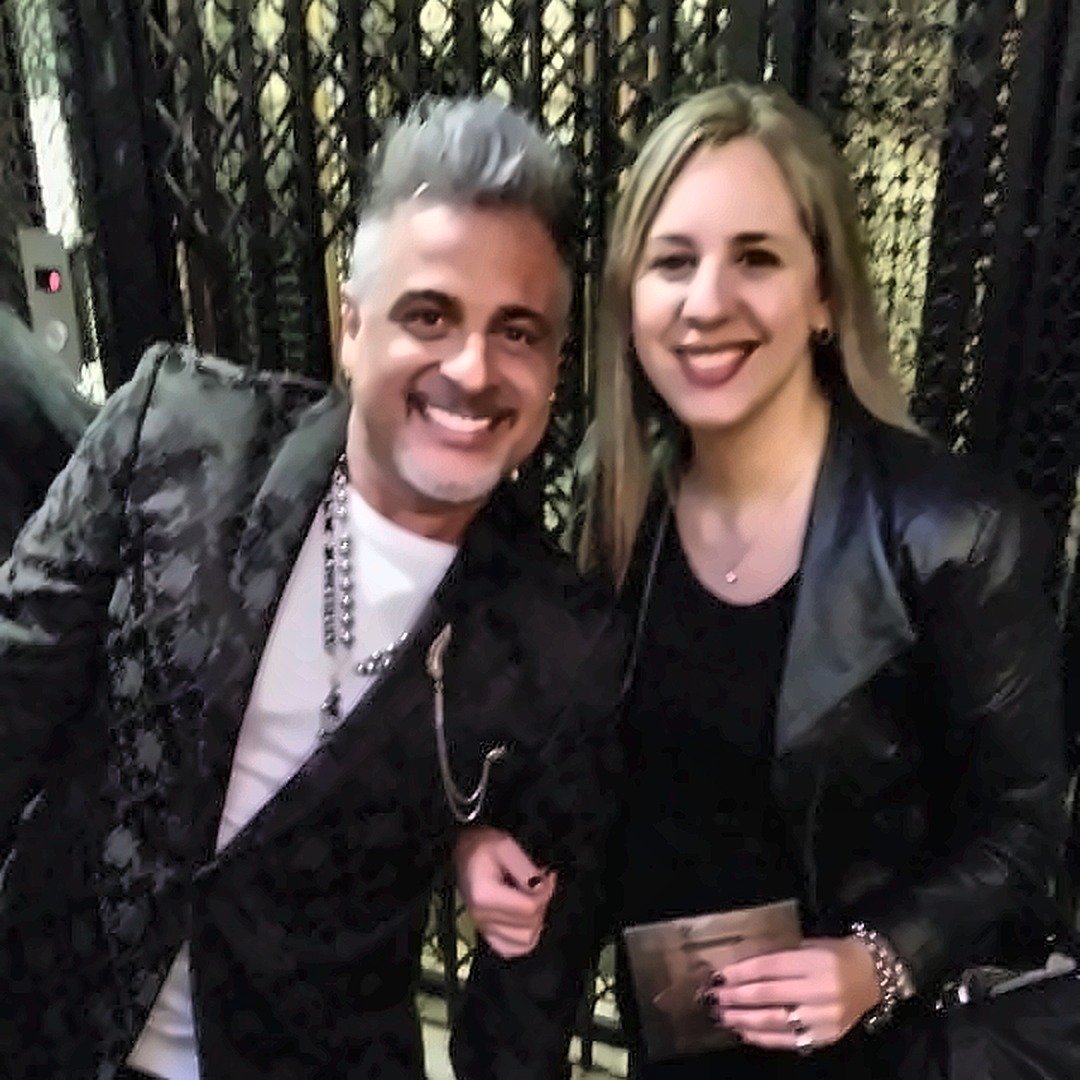 Ximena de Mimetique junto a un invitado en un evento